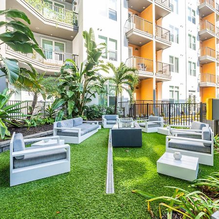 Tropical Field 1 Bed In Downtown With Free Parking Apartment St. Petersburg Bagian luar foto