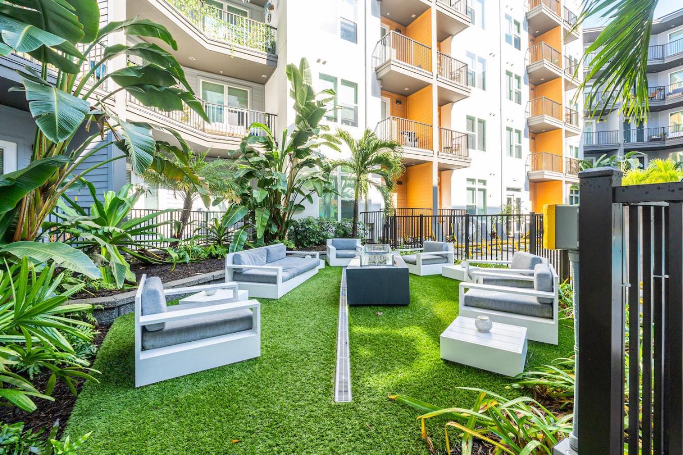 Tropical Field 1 Bed In Downtown With Free Parking Apartment St. Petersburg Bagian luar foto