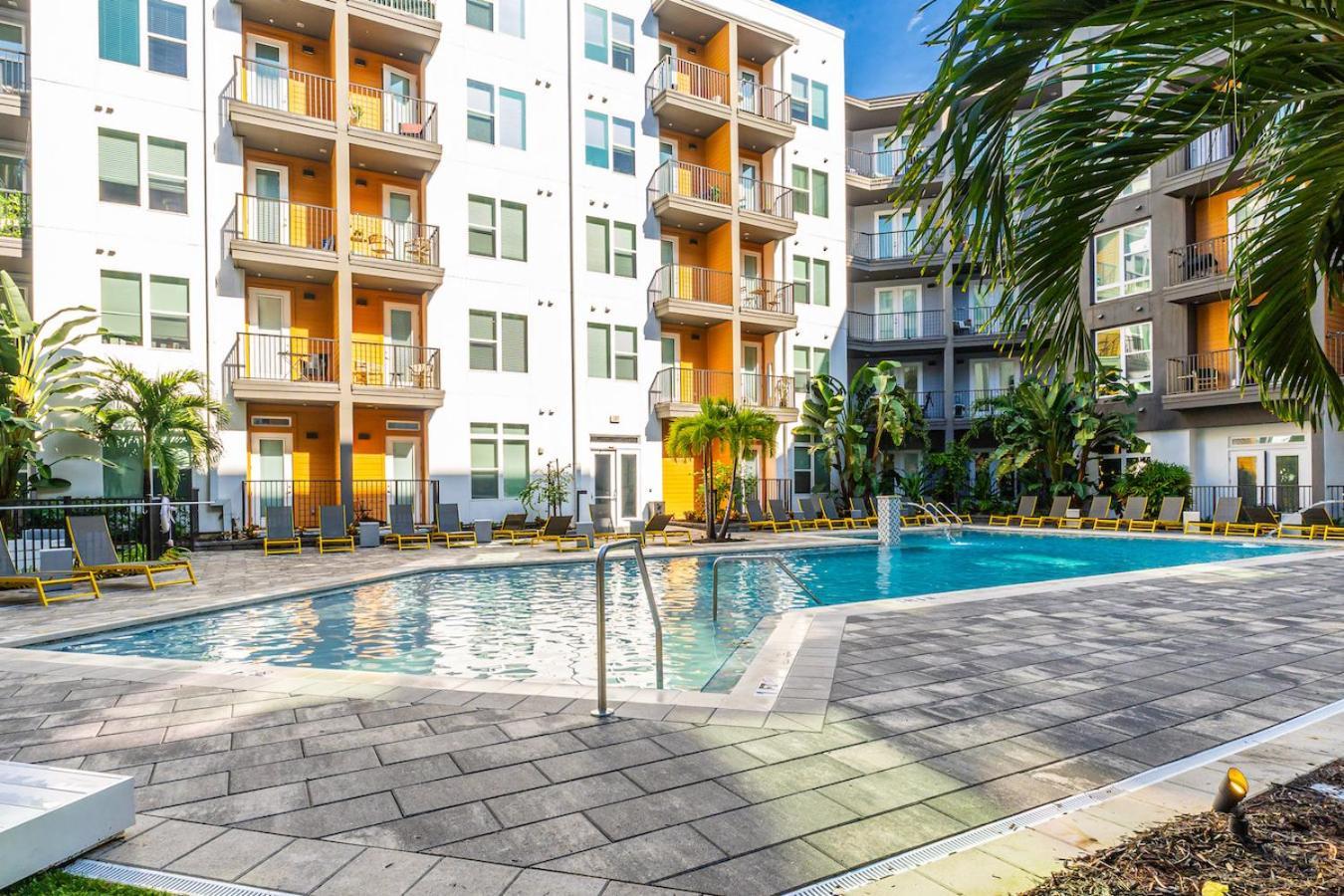 Tropical Field 1 Bed In Downtown With Free Parking Apartment St. Petersburg Bagian luar foto