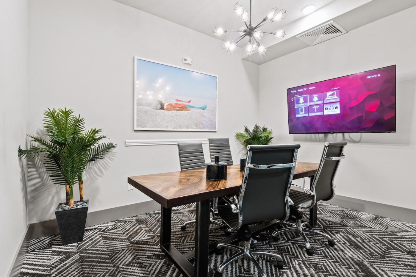 Tropical Field 1 Bed In Downtown With Free Parking Apartment St. Petersburg Bagian luar foto