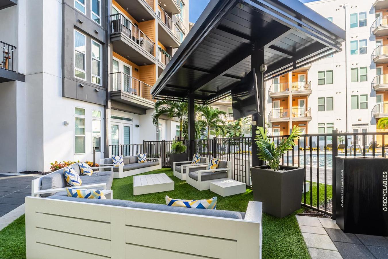 Tropical Field 1 Bed In Downtown With Free Parking Apartment St. Petersburg Bagian luar foto