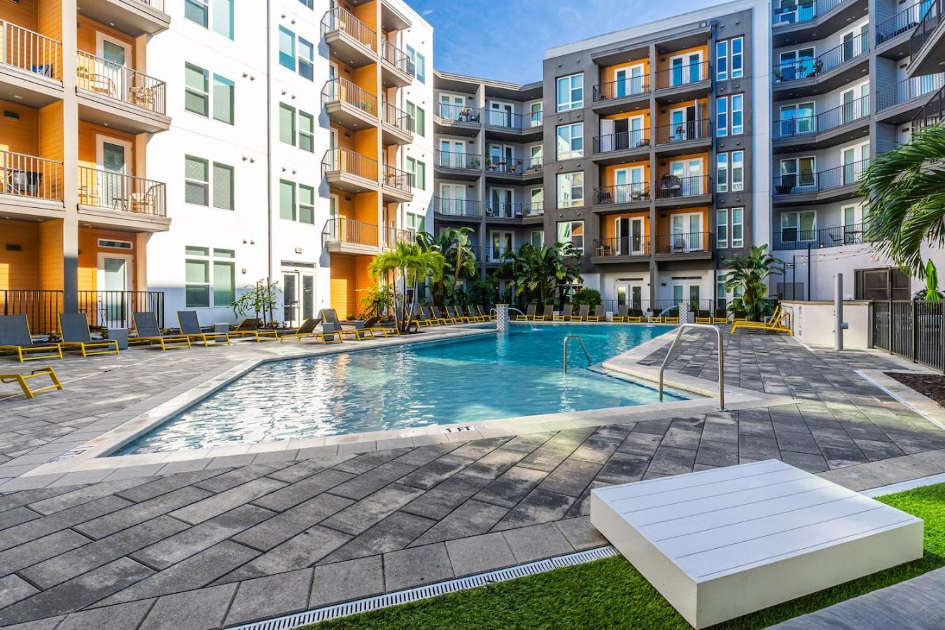Tropical Field 1 Bed In Downtown With Free Parking Apartment St. Petersburg Bagian luar foto