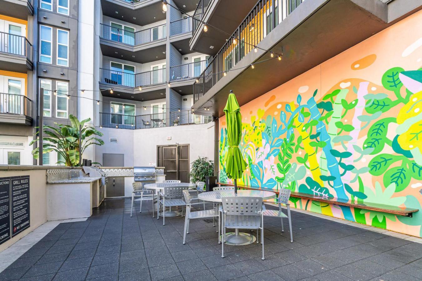 Tropical Field 1 Bed In Downtown With Free Parking Apartment St. Petersburg Bagian luar foto