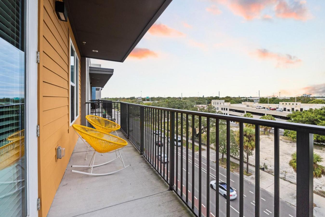 Tropical Field 1 Bed In Downtown With Free Parking Apartment St. Petersburg Bagian luar foto