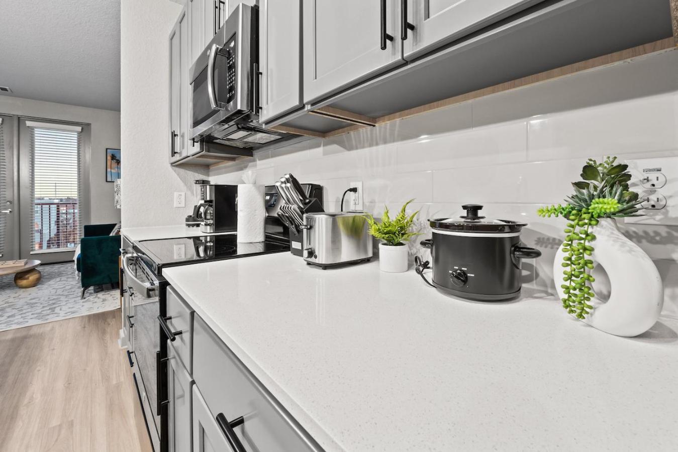 Tropical Field 1 Bed In Downtown With Free Parking Apartment St. Petersburg Bagian luar foto