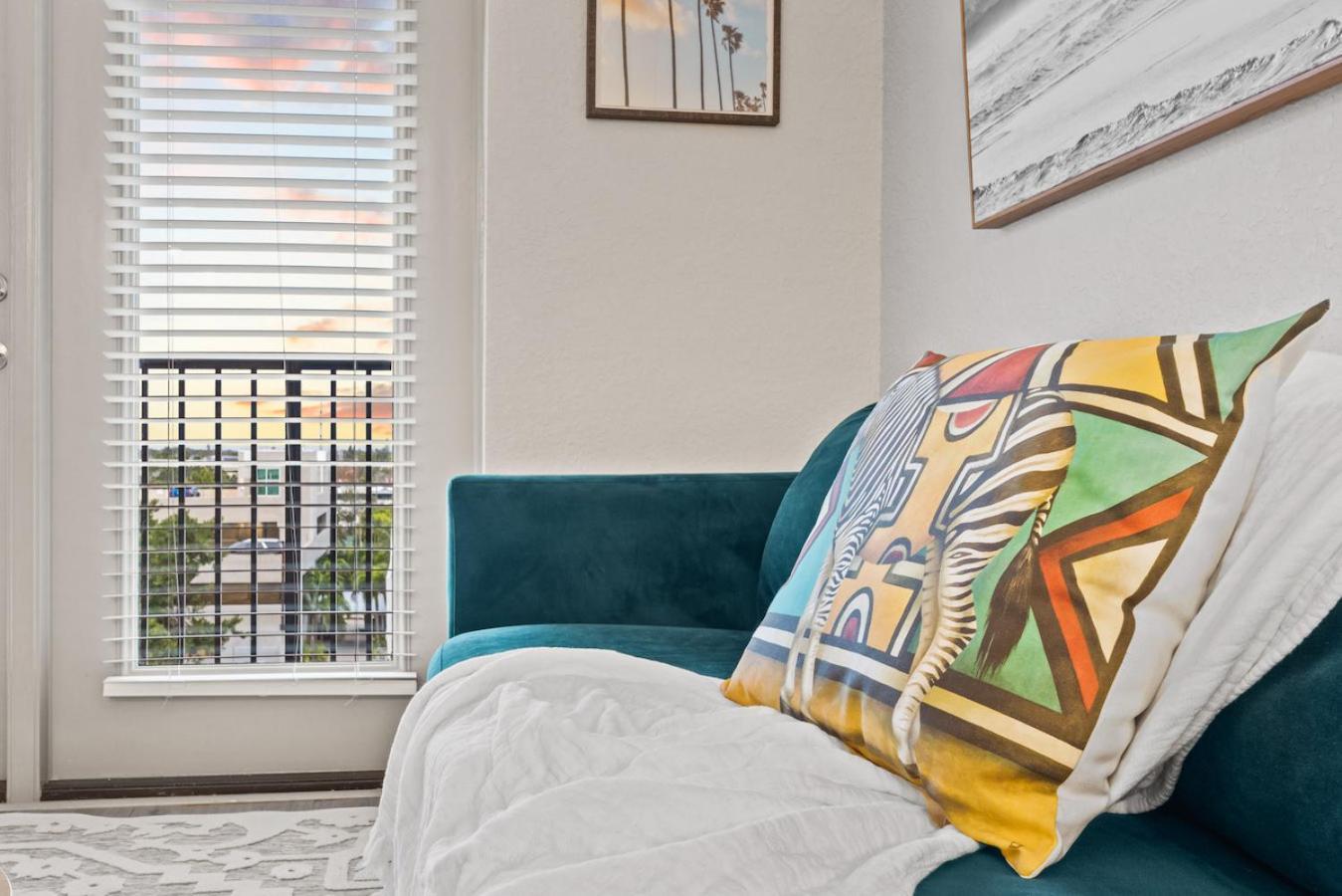 Tropical Field 1 Bed In Downtown With Free Parking Apartment St. Petersburg Bagian luar foto