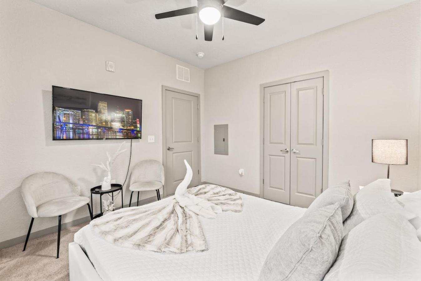 Tropical Field 1 Bed In Downtown With Free Parking Apartment St. Petersburg Bagian luar foto
