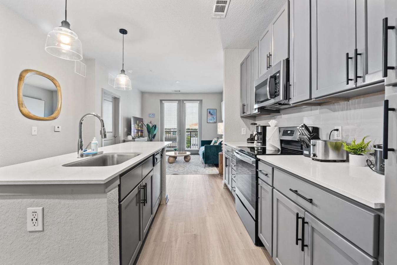 Tropical Field 1 Bed In Downtown With Free Parking Apartment St. Petersburg Bagian luar foto