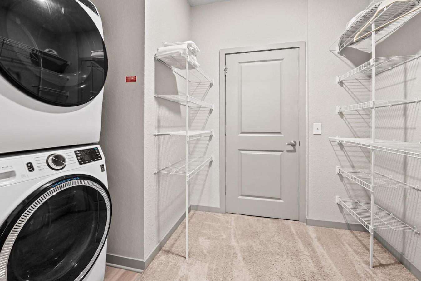 Tropical Field 1 Bed In Downtown With Free Parking Apartment St. Petersburg Bagian luar foto