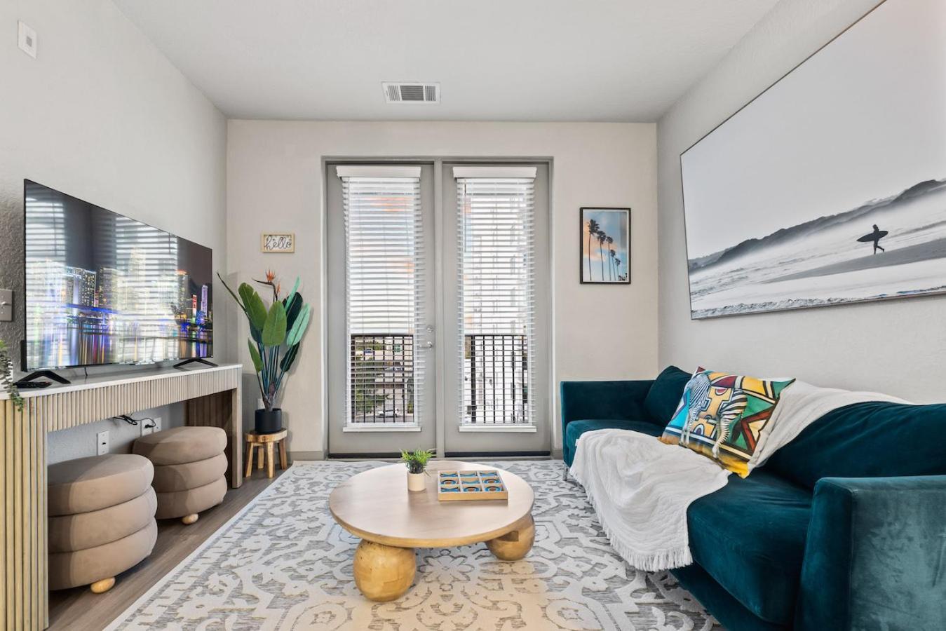 Tropical Field 1 Bed In Downtown With Free Parking Apartment St. Petersburg Bagian luar foto