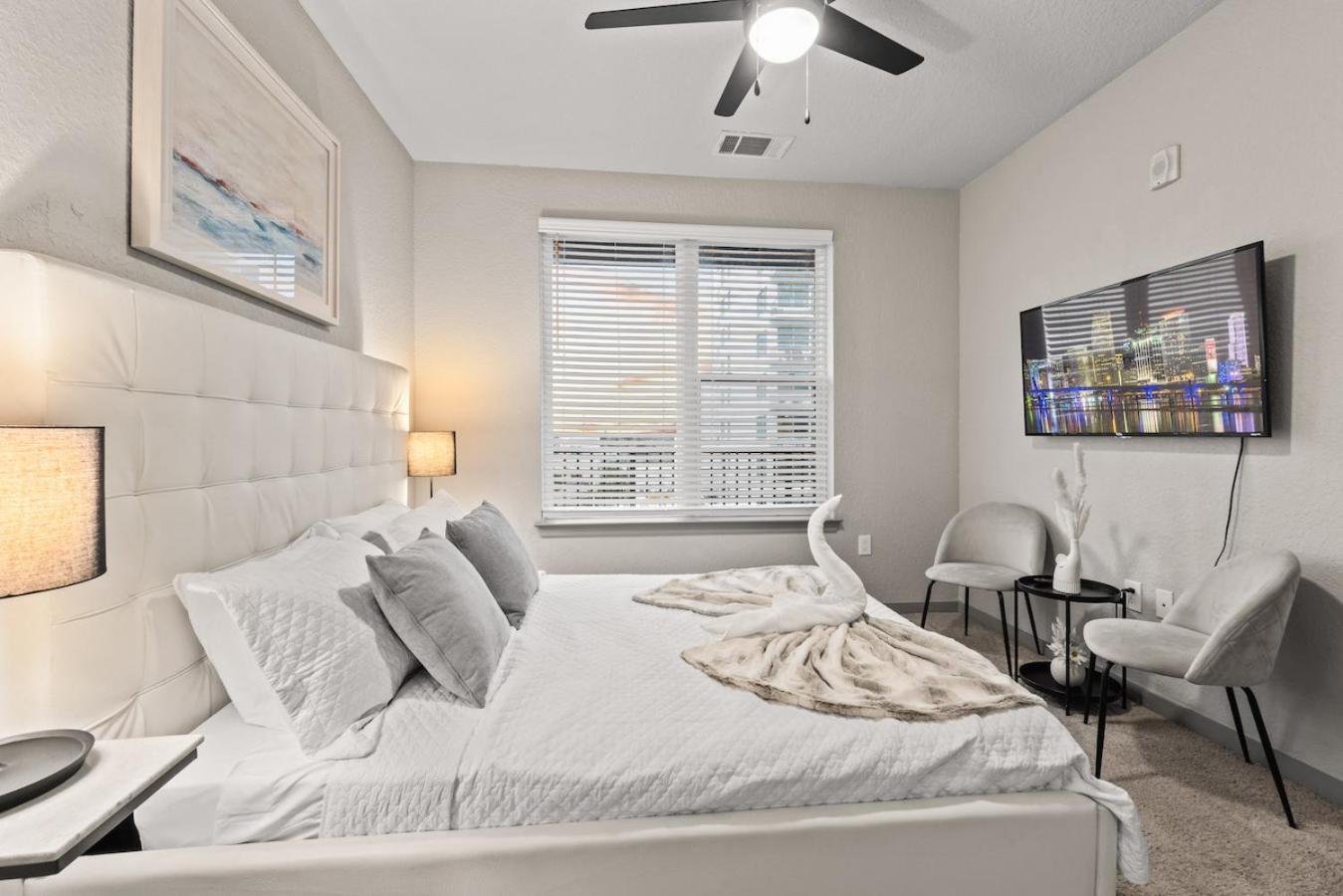 Tropical Field 1 Bed In Downtown With Free Parking Apartment St. Petersburg Bagian luar foto