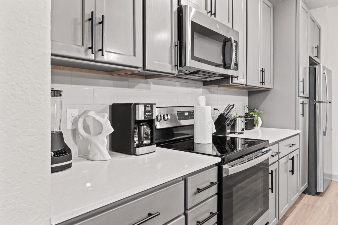Tropical Field 1 Bed In Downtown With Free Parking Apartment St. Petersburg Bagian luar foto