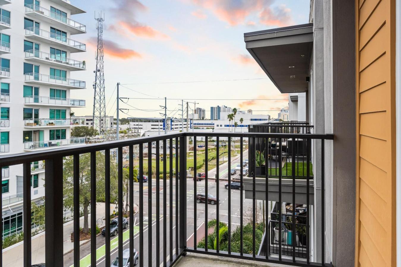 Tropical Field 1 Bed In Downtown With Free Parking Apartment St. Petersburg Bagian luar foto