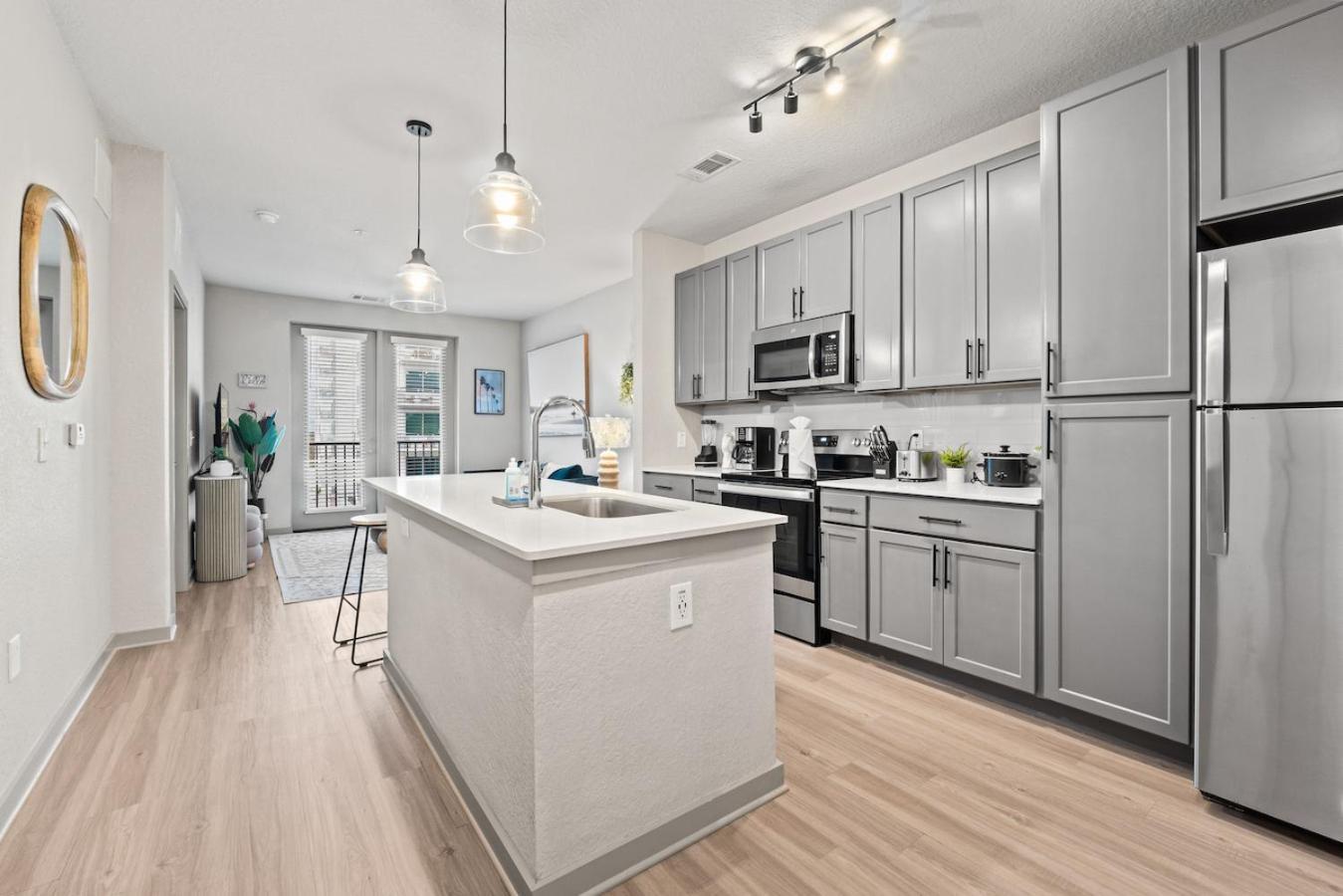 Tropical Field 1 Bed In Downtown With Free Parking Apartment St. Petersburg Bagian luar foto